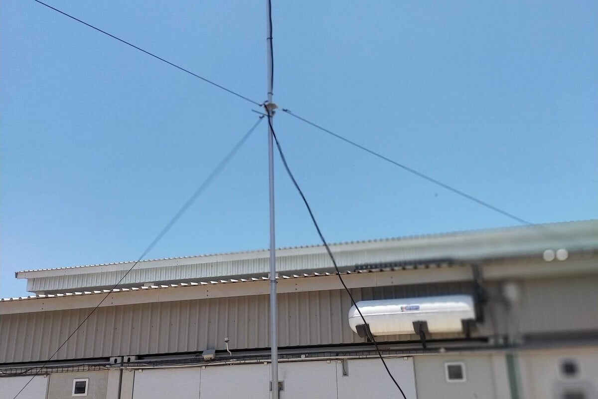 Transmission mast and link equipment at a BCE site