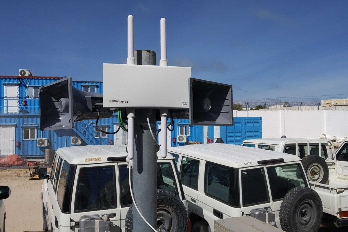 Field deployment: mast, antennas and vehicles on location