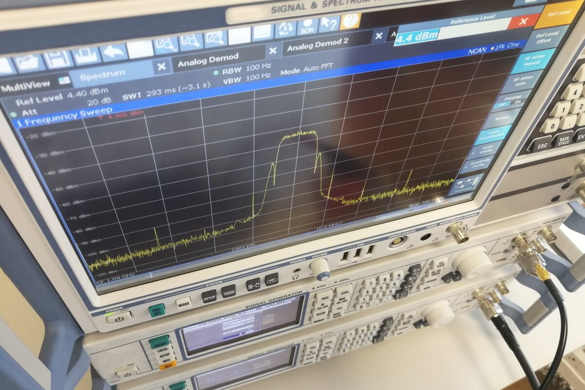 Signal and spectrum analyser showing an RF sweep