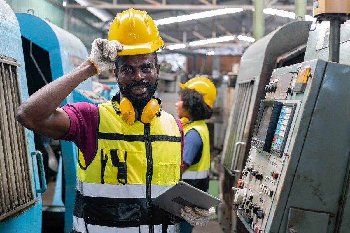 Instruction at the machine: one operator showing another